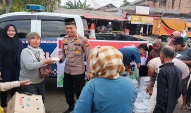 Jum'at Berbagi Polsek Tualang Sambangi Tukang Parkir Dan Pedagang Kaki Lima