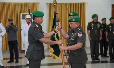 Kegembiraan Ketum Dharma Pertiwi Di Tengah Warga Jalasenastri