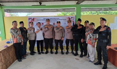 Tinjau Keamanan Pilpung, Pamwatwil Kab. Siak dan Kapolres Siak Lakukan Pengecekan Personil Dalam Pelaksanaan Pleno Terbuka di Kp. Ps.