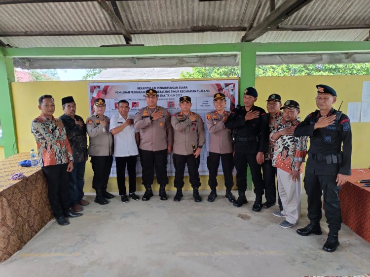 Tinjau Keamanan Pilpung, Pamwatwil Kab. Siak dan Kapolres Siak Lakukan Pengecekan Personil Dalam Pelaksanaan Pleno Terbuka di Kp. Ps.
