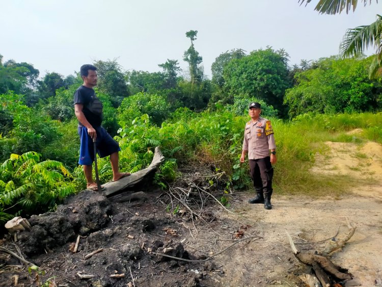 Antisipasi Karhutla, Bhabinkamtibmas Kp. Pinang Sebatang Aipda Dian P bersama Warga Melakukan Patroli Karhutla