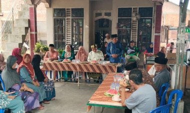 Peduli Pasca Kebakaran, Panglima RMB LHMR dan Penghulu Desa Tualang Serahkan Bansos 