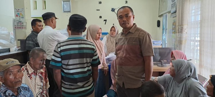 KENAGARIAN MUNGKA SERAHKAN BANTUAN PERMAKANAN PADA 70 ORANG LANSIA