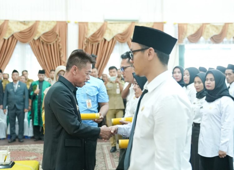Bupati Rohil Serahkan SK P3K dan Lantik Guru PNS: Ajak Pegawai Berikan Pelayanan Terbaik