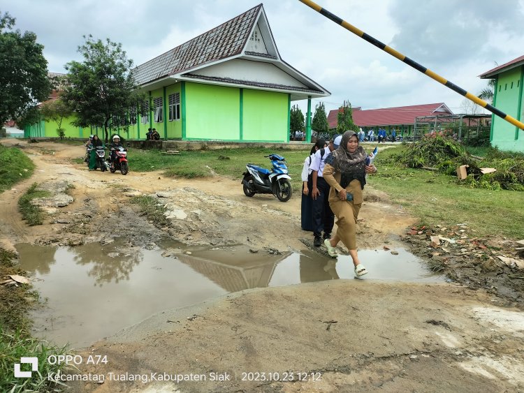 Kondisi Jalan Utama ke Sekolah SMPN-10 Rusak Parah Perlu Perhatian Pemerintah