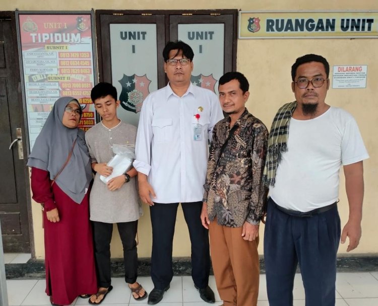 Sedang Sholat Isya Berjamaah Seorang Remaja 17Th, Ditarik Paksa Keluar Masjid Lalu Ditampar Hingga Telinga Berdarah