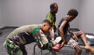 "Personil Kesehatan Satgas Yonif 122/TS Cepat Tanggap Bantu Warga Terluka"