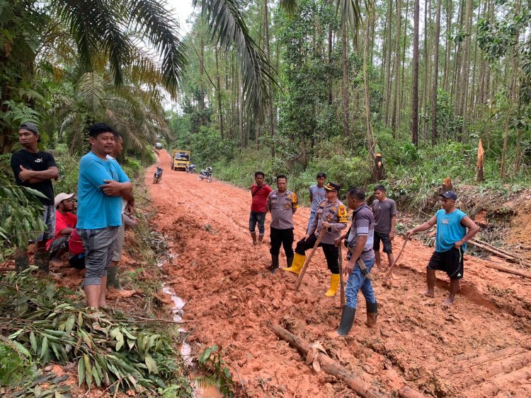 Kapolsek Pinggir Berserta Anggota Berjibaku Dengan Lumpur Dalam Rangka Cooling System dan Pemahaman Pemilu Damai 2024
