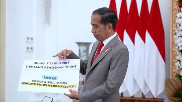 Jokowi Memegang Kertas Besar untuk Menunjukkan Aturan terkait Izin Presiden untuk Terlibat dalam Kampanye