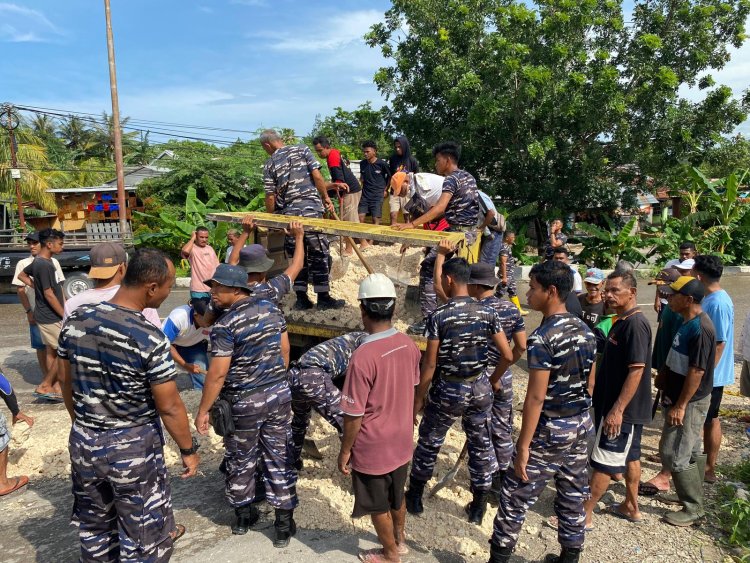 TNI AL Bersama Masyarakat Bergotong-royong dalam Perbaikan Jalan Desa Penfui Timur - Kupang
