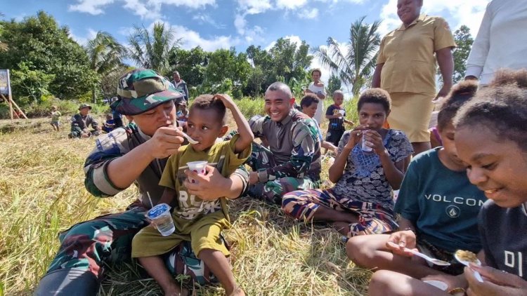 Satgas Yonif 125/Smb dan Masyarakat Tanam Pohon Bersama di Seluruh Jajaran Pos