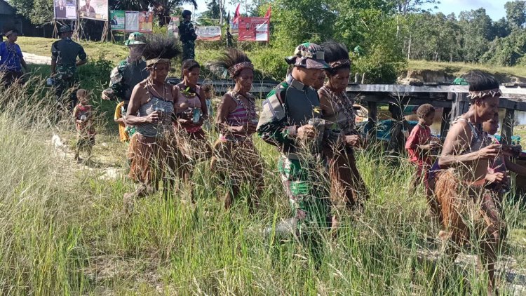 Satgas Yonif 125/Smb dan Masyarakat Tanam Pohon Bersama di Seluruh Jajaran Pos