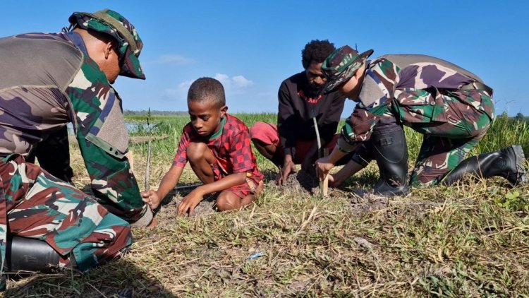 Satgas Yonif 125/Smb dan Masyarakat Tanam Pohon Bersama di Seluruh Jajaran Pos
