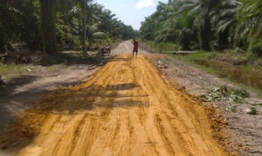 Kades Teluk Piyai Gunakan Uang Pribadi untuk Timbun Jalan Sepanjang 2 Km