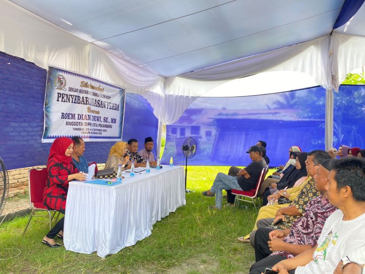 Roem Diani Dewi Melakukan Penyebarluasan Informasi Peraturan Daerah Nomor 14 Tahun 2018