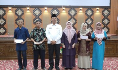 Pemko Pekanbaru Menyalurkan Zakat kepada Puluhan Tenaga Harian Lepas (THL) dan Masyarakat di Dua Kecamatan