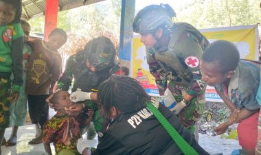 Satgas Yonif 323 Buaya Putih Lakukan Imunisasi untuk Cegah Polio di Pedalaman Papua