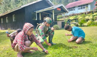 Satgas Yonif 323 Buaya Putih Ajak Masyarakat Bersihkan Rumah Ibadah di Beoga: Upaya Meningkatkan Kebersihan dan Kerjasama Komunitas