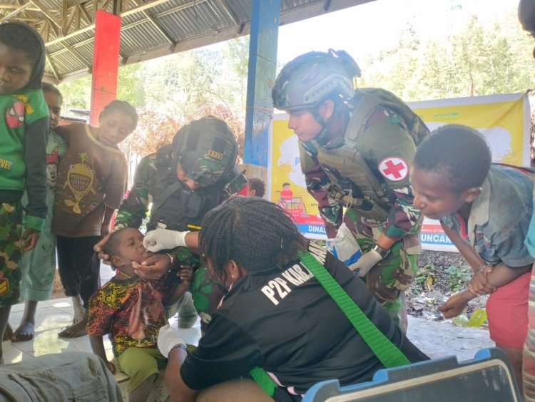 Satgas Yonif 323 Buaya Putih Lakukan Imunisasi untuk Cegah Polio di Pedalaman Papua