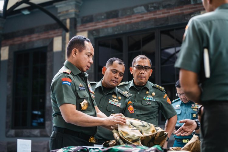 Panglima TNI Meninjau Persiapan Perlengkapan Satgas untuk Operasi Pemeliharaan Perdamaian Dunia