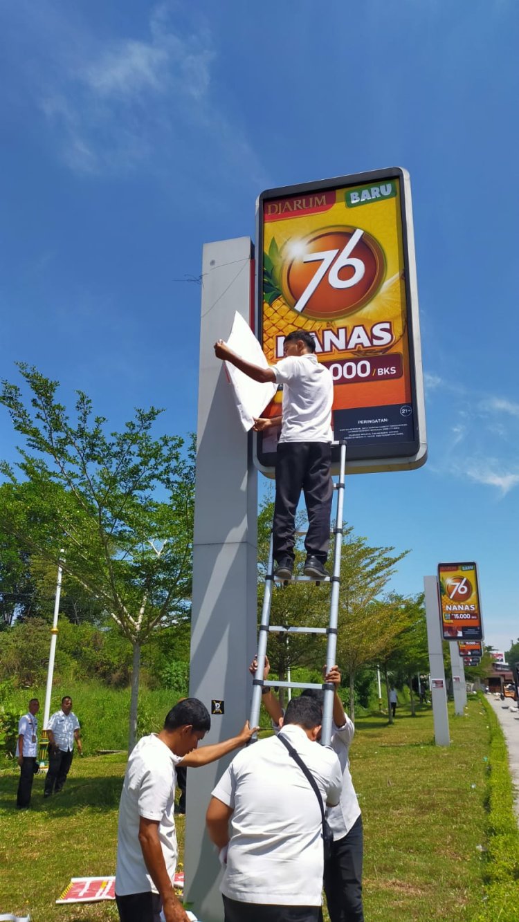 Bapenda dan Satpol PP Pekanbaru Tertibkan Reklame Tak Berizin di Jalan Soekarno-Hatta