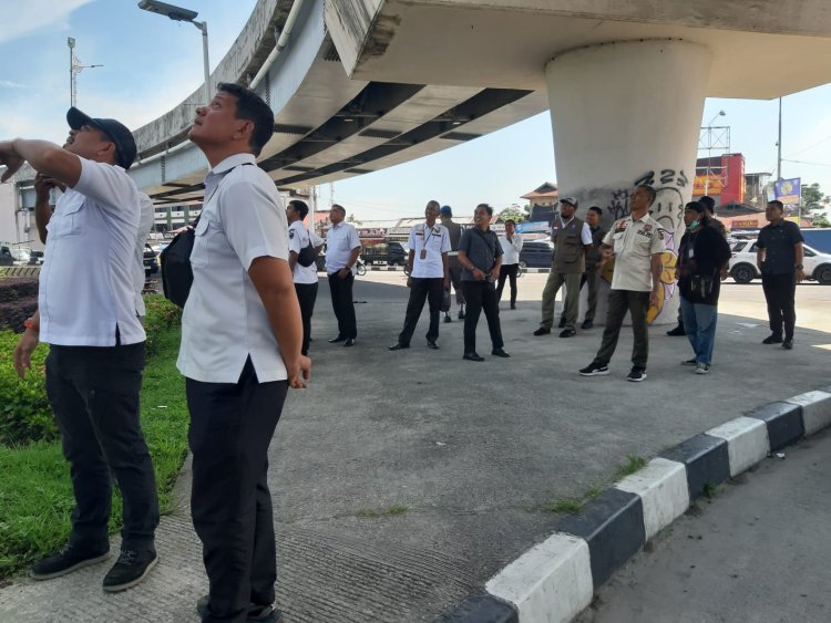 Bapenda dan Satpol PP Pekanbaru Tertibkan Reklame Tak Berizin di Jalan Soekarno-Hatta