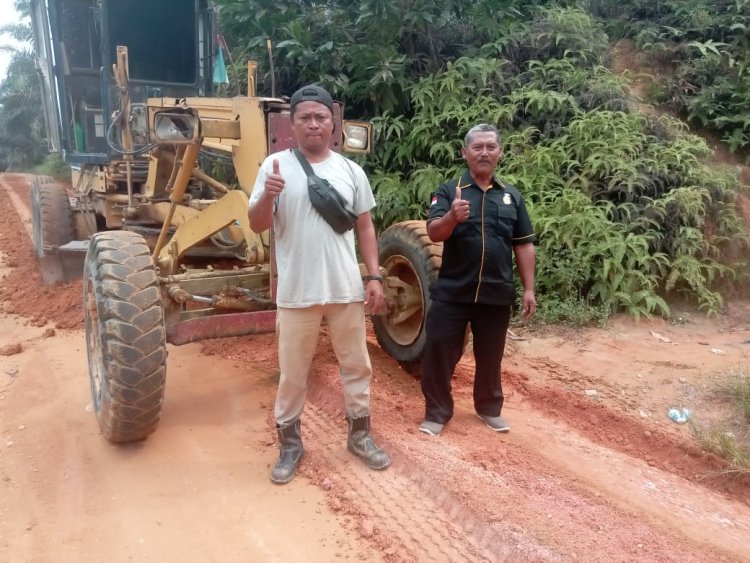 KUD Sundono Donasikan Dana untuk Perawatan Jalan di Desa Peladangan Serangge 3, Inhu