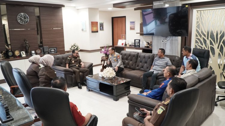 Kapolda Riau Irjen Pol Hery Herjawan Perkuat Sinergi dengan Kejati Riau