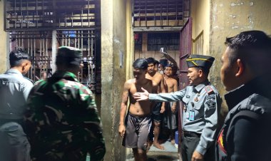 Tingkatkan Keamanan, Rutan Rengat Geledah Kamar Tahanan
