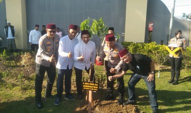 Melibatkan Ustad Abdul Somad dan Rocky Gerung, Kapolda Riau Tanam Pohon di Mapolda Riau