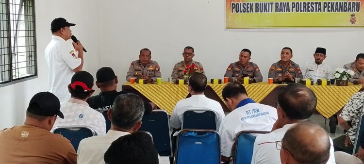 Gelar Jum'at Curhat Bersama Polsek Bukit Raya, Polresta Pekanbaru Banyak Dititip Persoalan Keamanan di Kelurahan Sidomulyo Timur 