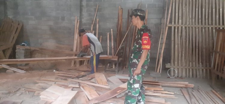 Babinsa Musuk Bantu Warga Bangun Kandang Kambing