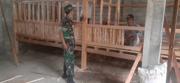 Babinsa Musuk Bantu Warga Bangun Kandang Kambing