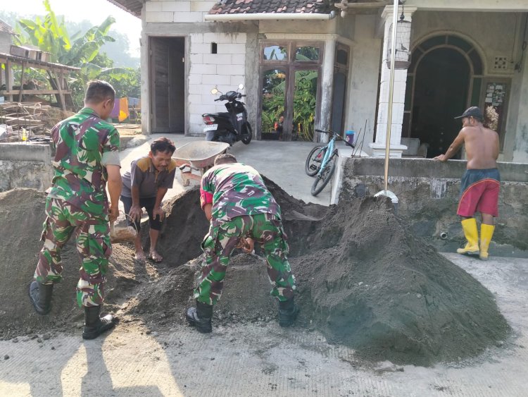 Babinsa Sragen Bantu Warga Perlebar Selokan Cegah Banjir