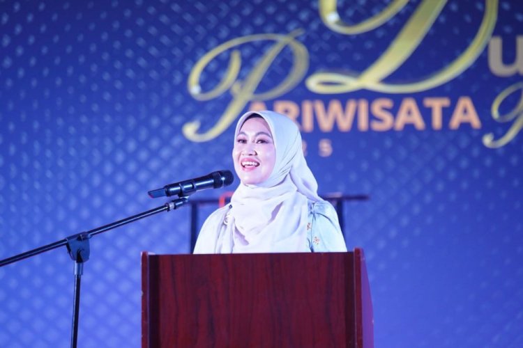 Henny Wahid Gaungkan Pacu Jalur di Grand Final Duta Wisata Riau