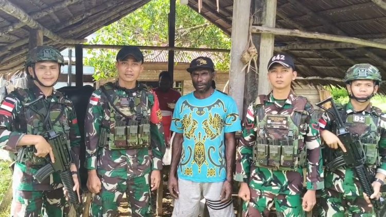 Satgas Yonif 642/Kps Ajak Warga Kiruru Makan Bersama di Kaimana