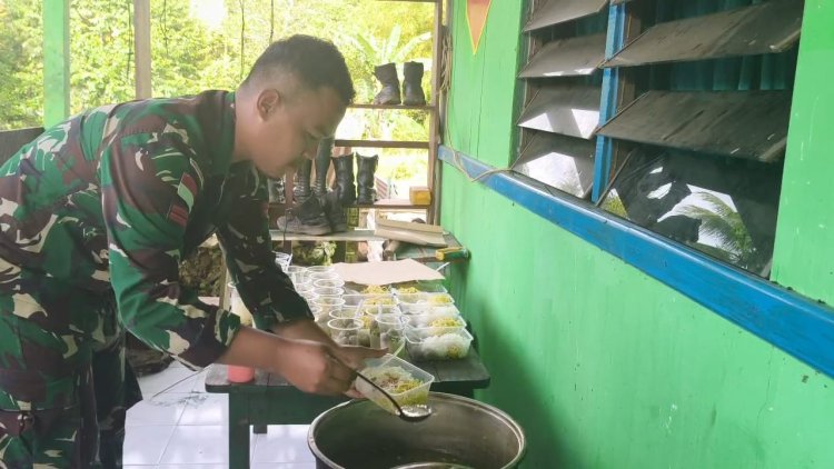 Satgas Yonif 642/Kps Ajak Warga Kiruru Makan Bersama di Kaimana