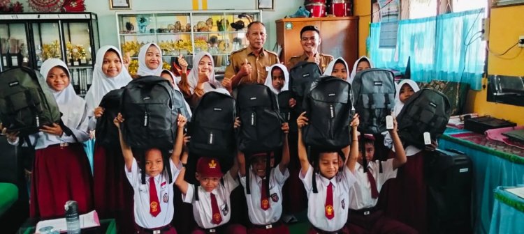 Nagari Lingkuang Aua Barat Bantu Siswa Berprestasi dengan Perlengkapan Sekolah