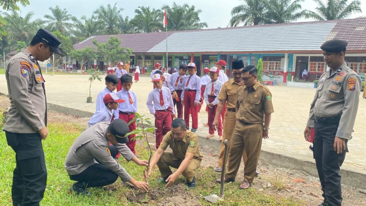 Gencarkan Program Green Policing, Kapolsek Lubuk Batu Jaya Ajak Siswa Cintai Lingkungan 