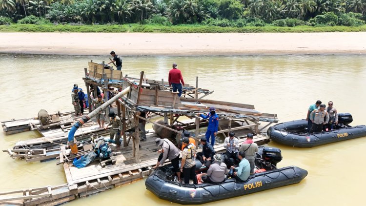 Gelar Patroli Gabungan, Polres Kuansing Temukan 55 Rakit PETI di Sungai Kuantan