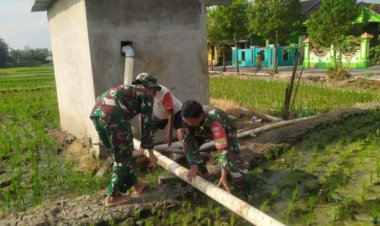 Babinsa Sragen Dampingi Petani Atur Pengairan Sawah
