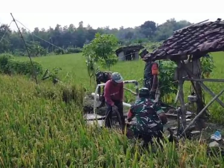 Babinsa Sragen Bantu Pemeliharaan Sumur Sibel Petani