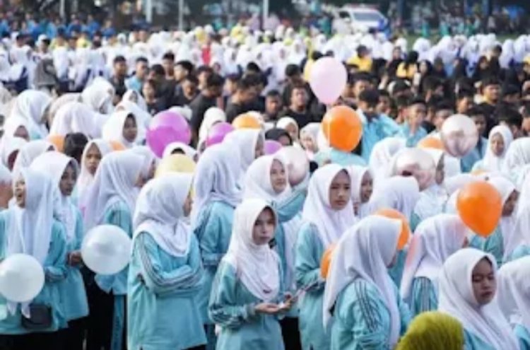 Ribuan Warga Kuansing Meriahkan HUT ke-26 Lewat Gerak Jalan Santai