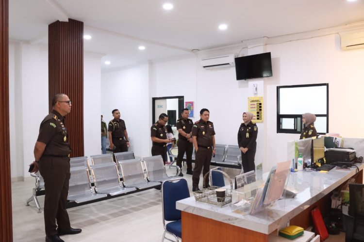 Hari Pertama Menjalankan Tugas, Kajati Riau Tinjau Sarana Prasarana Kantor