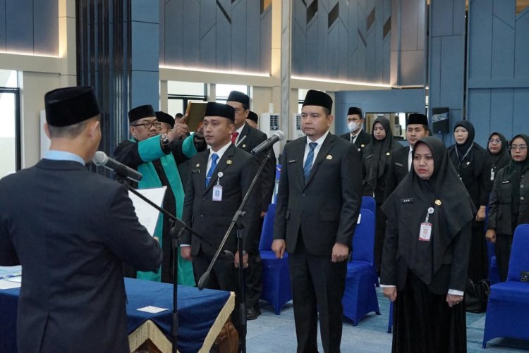 Wako Pekanbaru Lantik Kadis LHK dan Kepala Bapenda, 21 Pejabat Resmi Dilantik