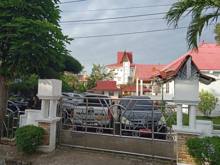 Puluhan Mobdin Bekas Terparkir di Mess Bupati Rohil, Warga: Apa Manfaatnya?