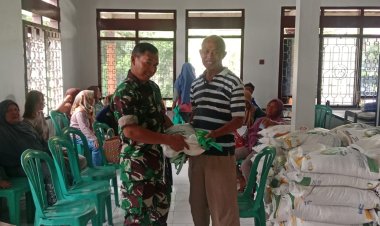 Babinsa Kawal Penyaluran Bantuan Pangan di Guworejo, 767 KK Terima Beras dan Minyak