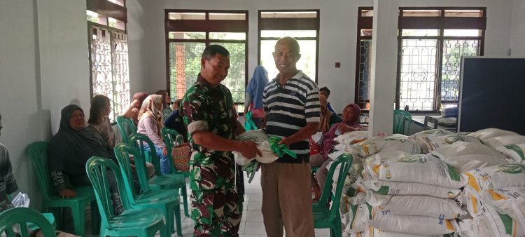 Babinsa Kawal Penyaluran Bantuan Pangan di Guworejo, 767 KK Terima Beras dan Minyak