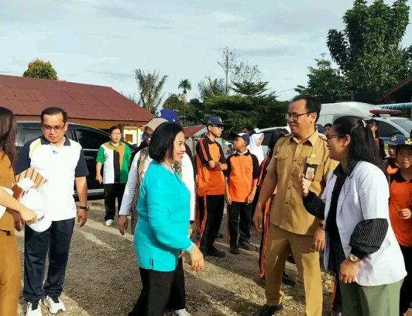 Dalam Gerakan Aksi Bergizi Di SMP Negeri 2 Siempat Nempu Hulu, Ketua TP PKK Dairi Turut Menghadiri