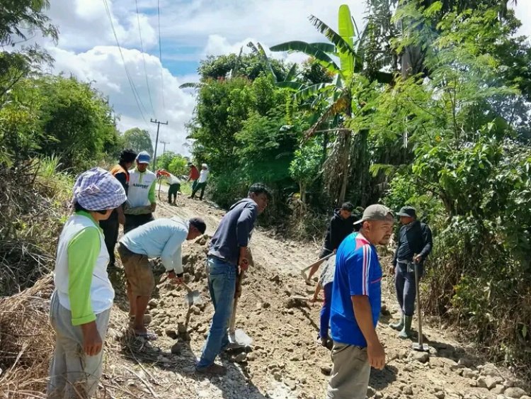 Camat Sumbul Pimpin Kegiatan Gotong Royong Perbaiki Infrastruktur Di Pegagan Julu V